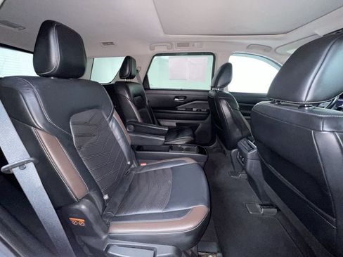 Used 2022 Nissan Pathfinder Platinum w/ Cargo Package image 10