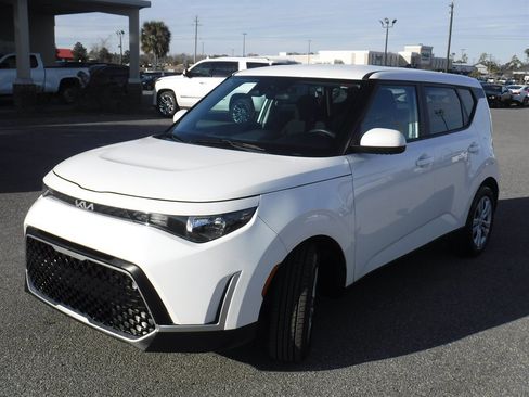 Used 2023 Kia Soul LX image 17