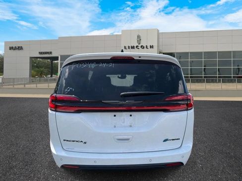 Used 2024 Chrysler Pacifica Premium FWD image 4