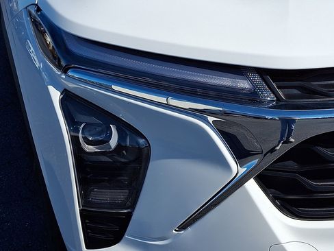 Certified 2025 Chevrolet Trax LT image 9