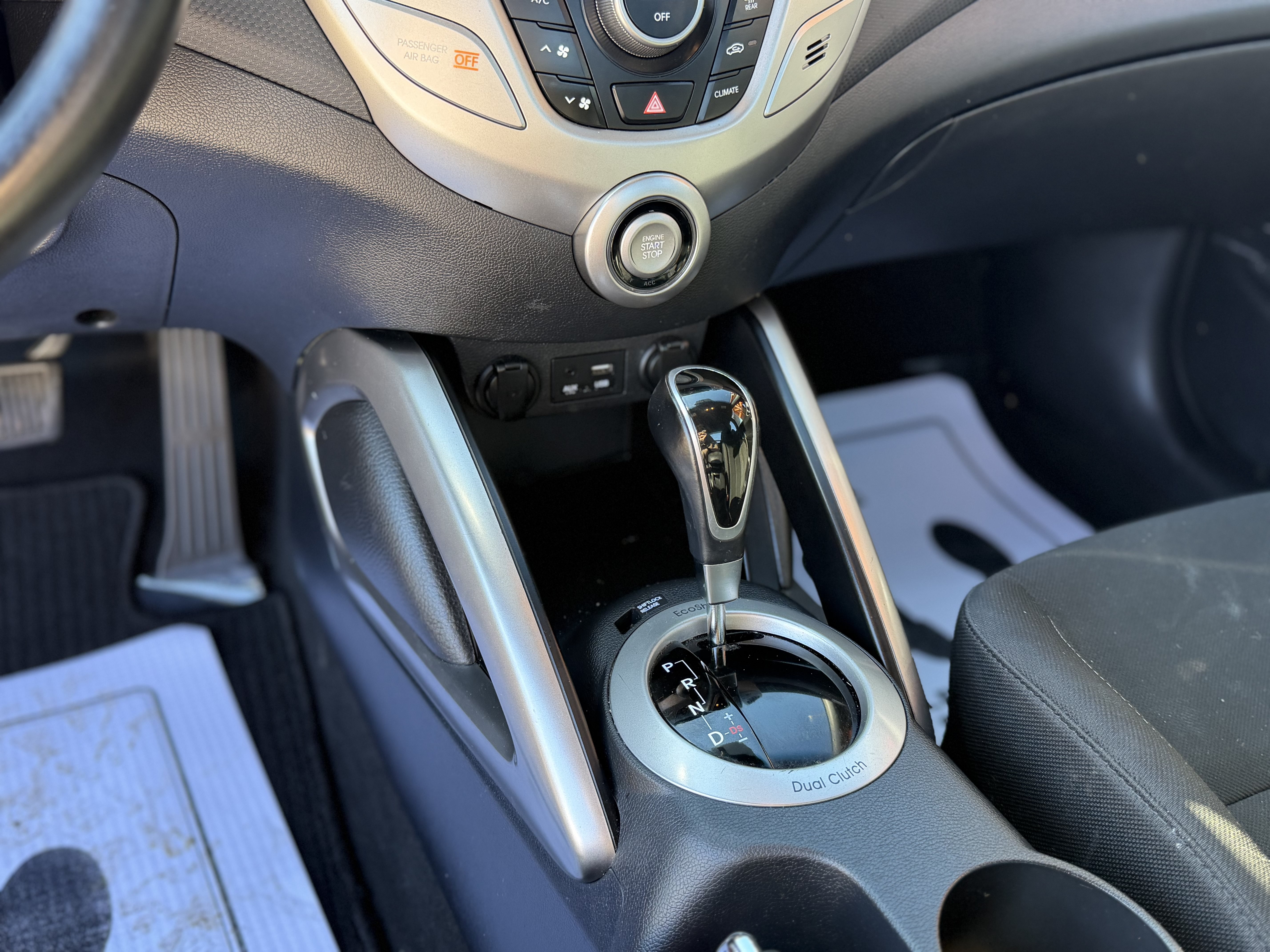 Used 2017 Hyundai Veloster Value Edition FWD image 11