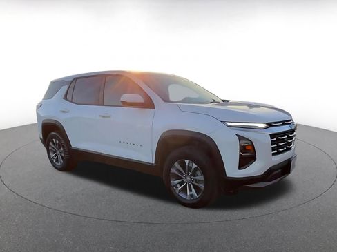 Used 2025 Chevrolet Equinox LT image 2