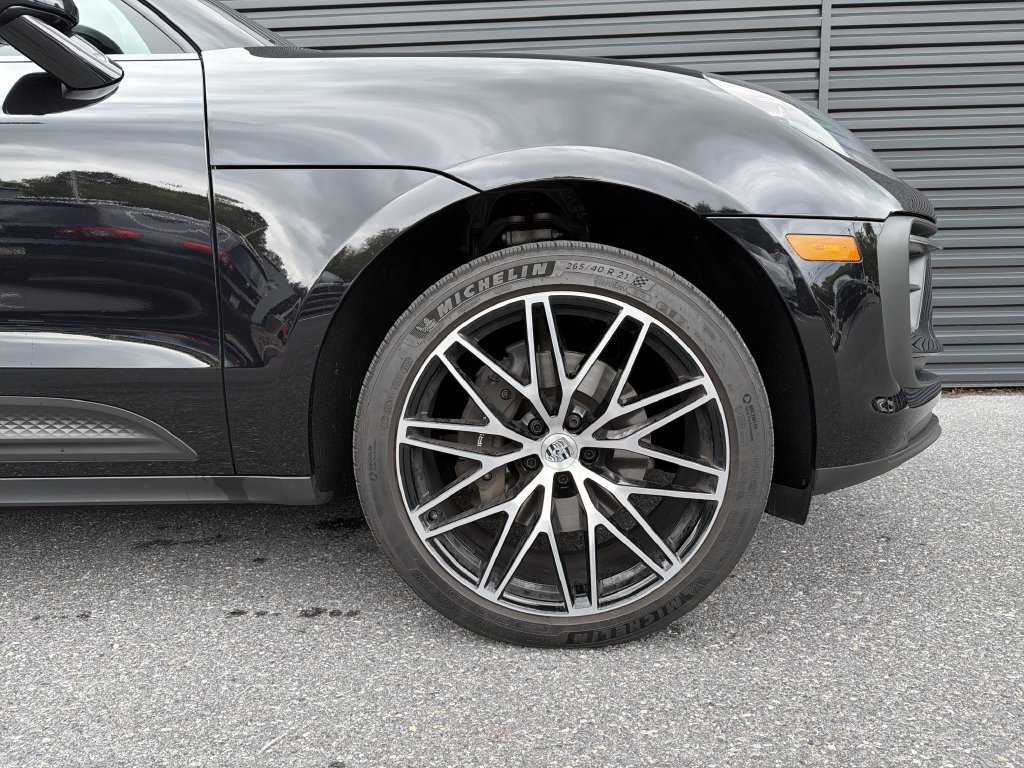 Certified 2026 Porsche Macan AWD/4WD image 9