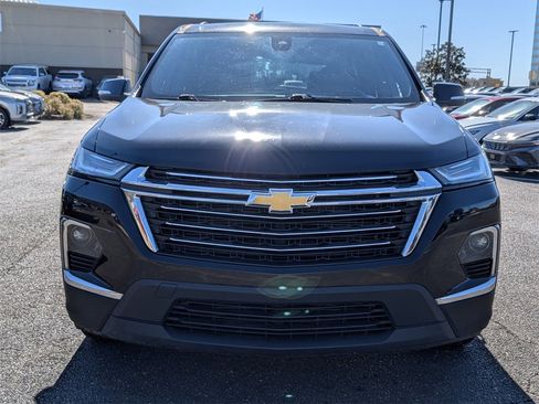 Used 2023 Chevrolet Traverse LT image 2