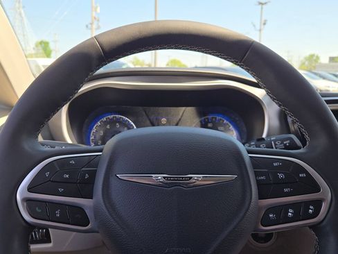 Certified 2024 Chrysler Pacifica Touring-L FWD image 36