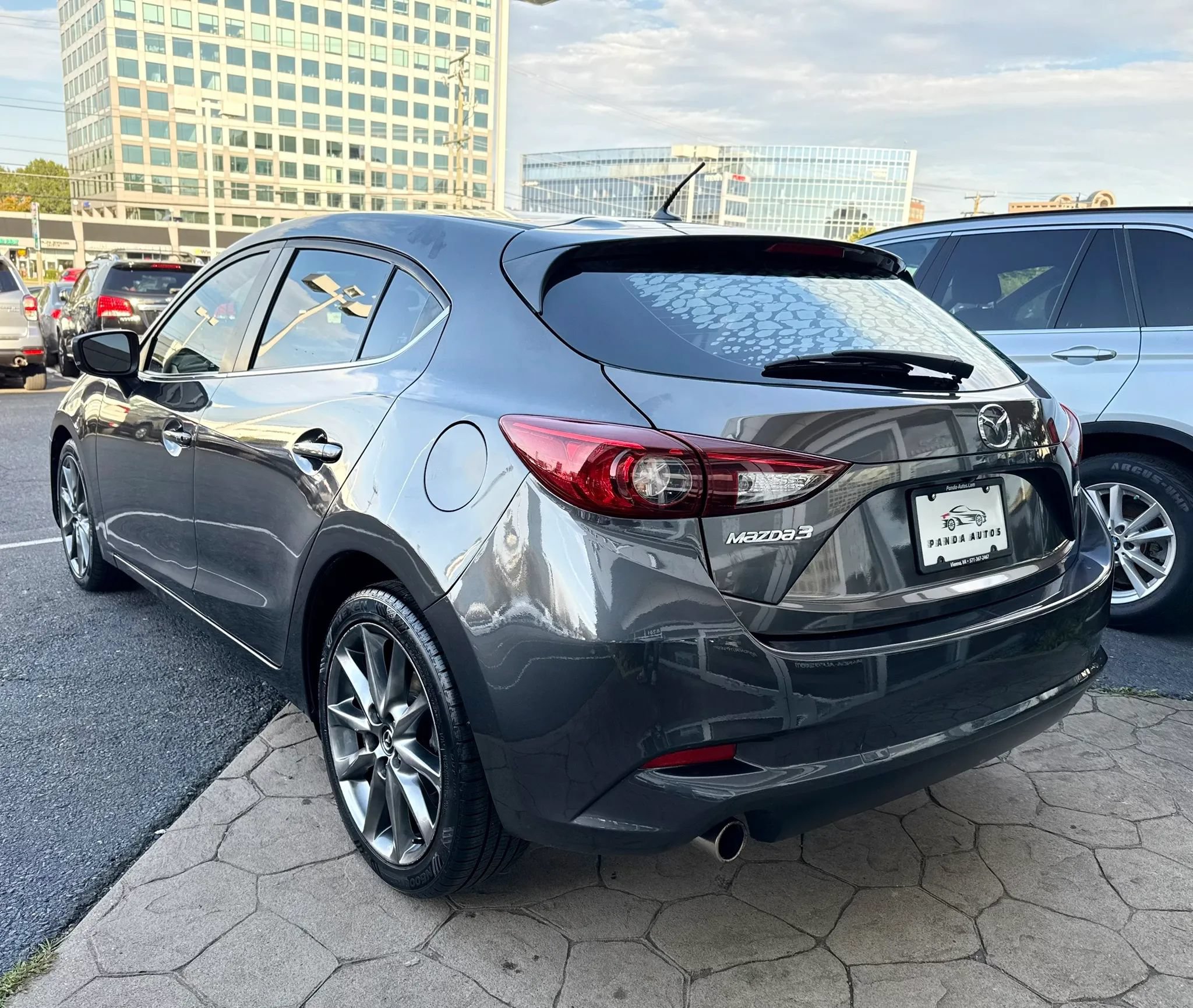 Used 2018 MAZDA MAZDA3 Touring FWD image 5