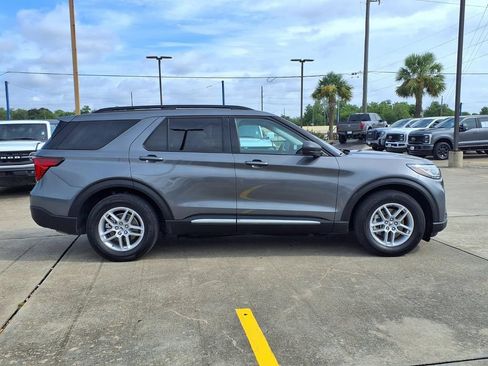 Used 2025 Ford Explorer Active RWD image 8