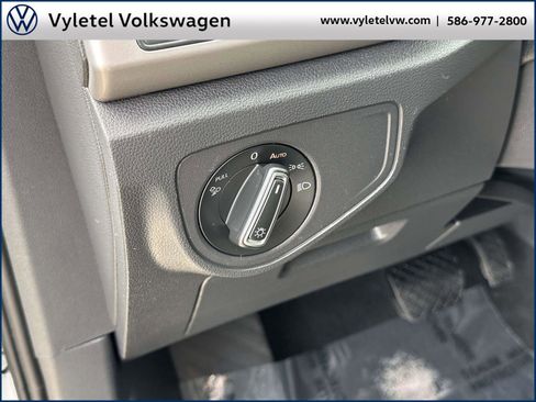 Used 2020 Volkswagen Atlas Cross Sport SE image 20