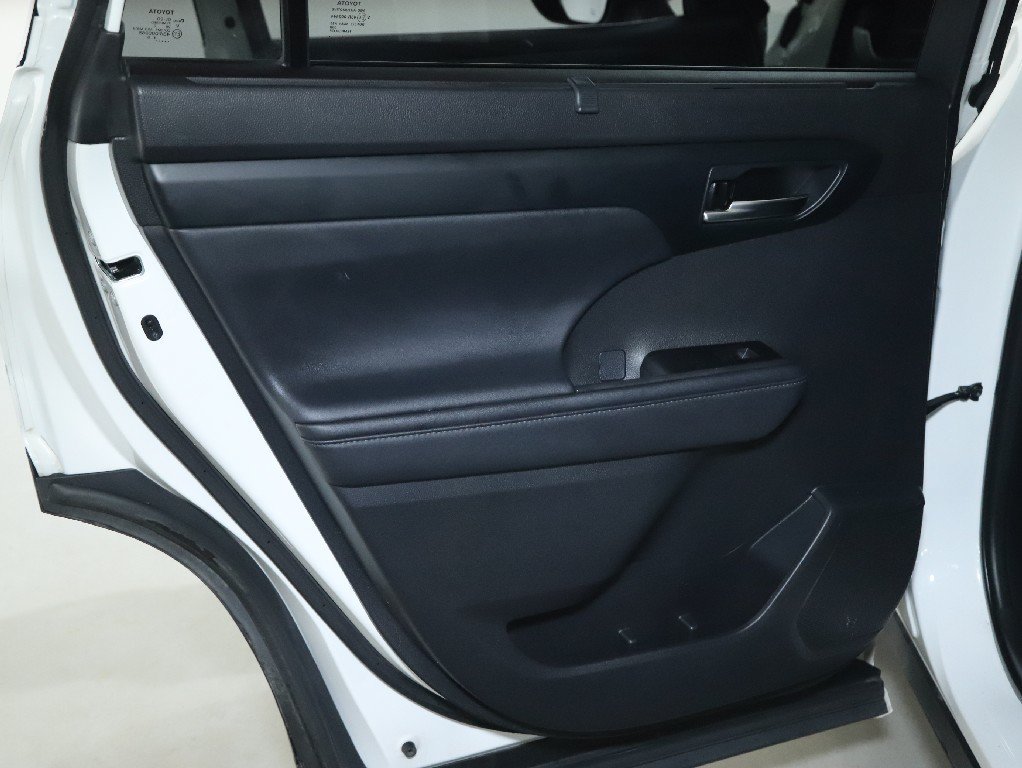 Used 2021 Toyota Highlander XLE AWD/4WD image 13