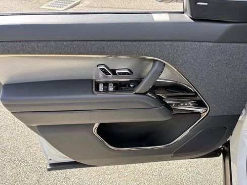 Used 2025 Land Rover Range Rover Sport image 11