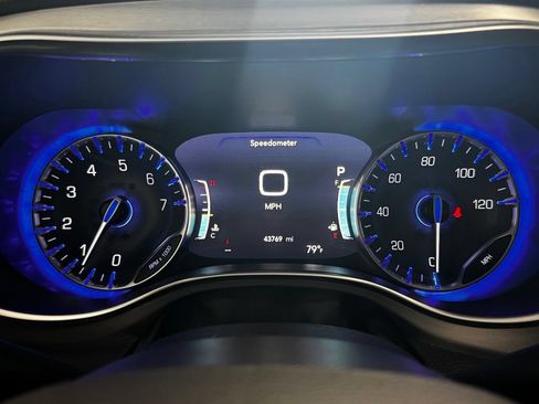 Certified 2023 Chrysler Pacifica Limited w/ Uconnect Theater Family Group FWD image 18