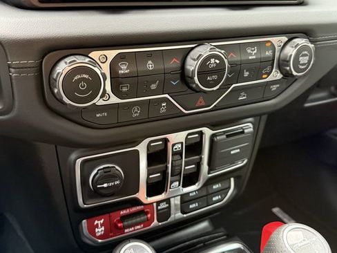 New 2025 Jeep Gladiator Mojave w/ Convenience Group AWD/4WD image 23