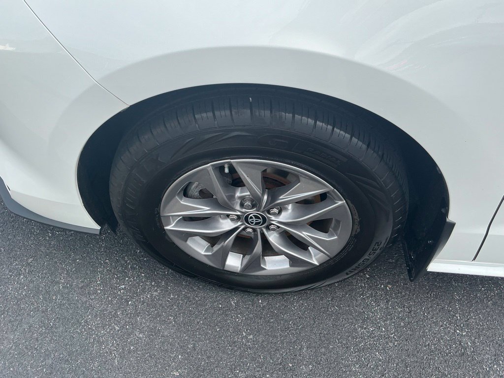 Used 2024 Toyota Sienna LE AWD/4WD image 12