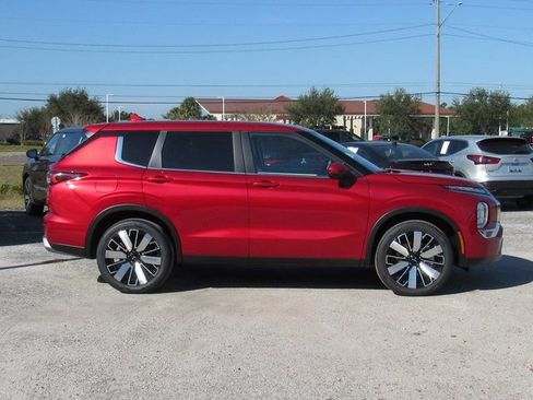 New 2025 Mitsubishi Outlander SE image 2