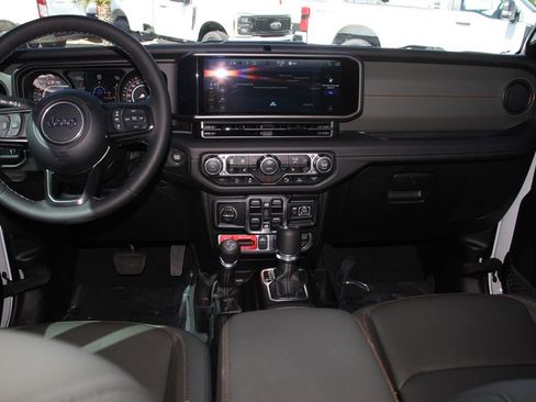 Used 2025 Jeep Gladiator Mojave AWD/4WD image 19