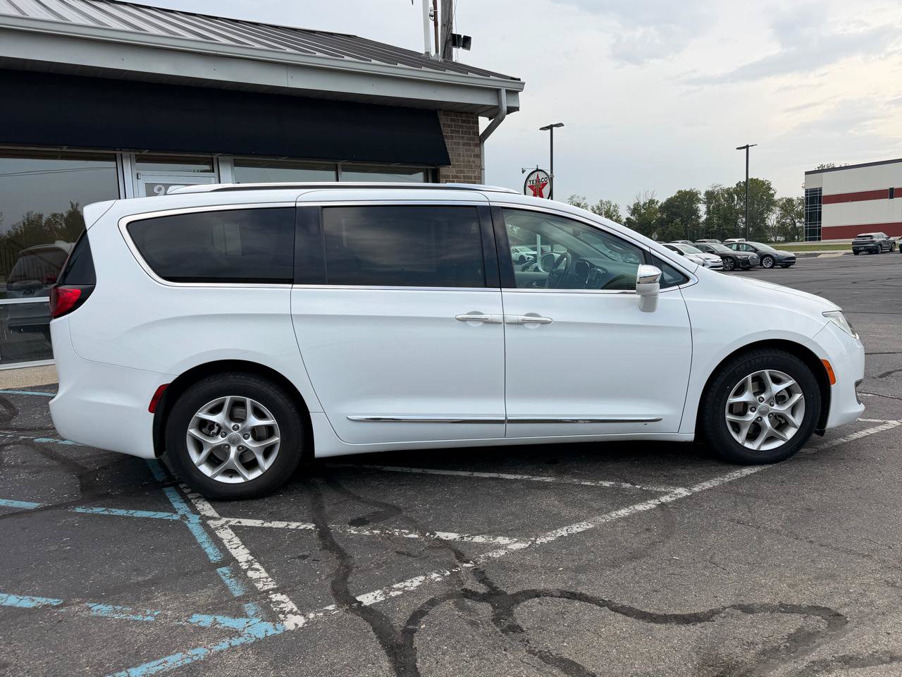 Used 2020 Chrysler Pacifica Limited FWD image 6