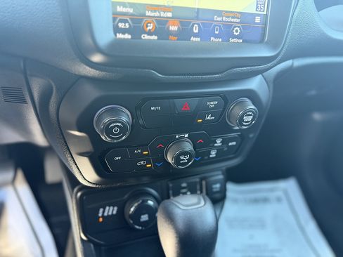 Used 2021 Jeep Renegade Latitude AWD/4WD image 17