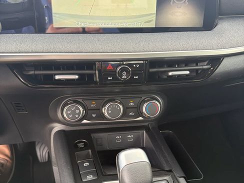 Used 2025 Nissan Kicks SV FWD image 15