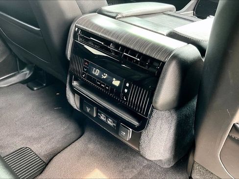 Used 2024 Jeep Wagoneer Series III w/ Flexible Seating Group AWD/4WD image 32