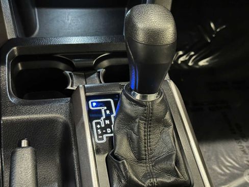 Used 2021 Toyota Tacoma SR5 AWD/4WD image 16