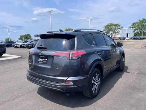 Used 2018 Toyota RAV4 LE FWD image 3