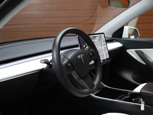 Used 2021 Tesla Model Y Long Range image 40