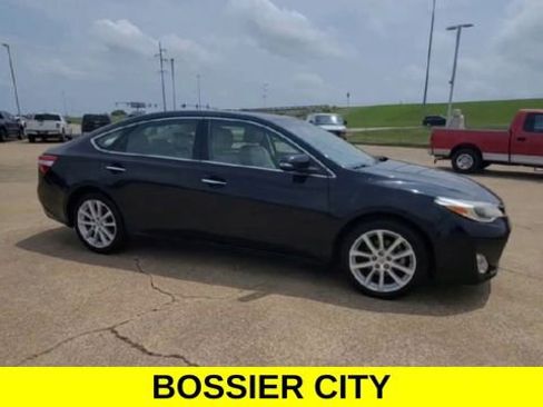 Used 2015 Toyota Avalon Limited w/ Technology Package FWD image 2
