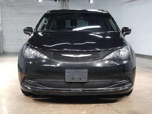 Used 2021 Chrysler Voyager L FWD image 2