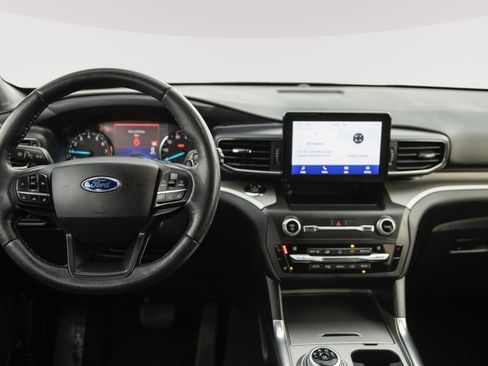 Used 2020 Ford Explorer XLT w/ Equipment Group 202A image 3