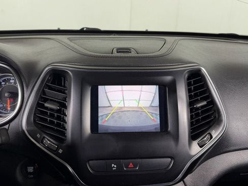 Used 2019 Jeep Cherokee Latitude Plus FWD image 13