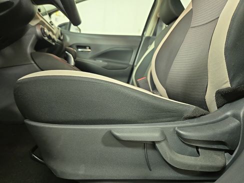 Used 2021 Nissan Versa SV image 27