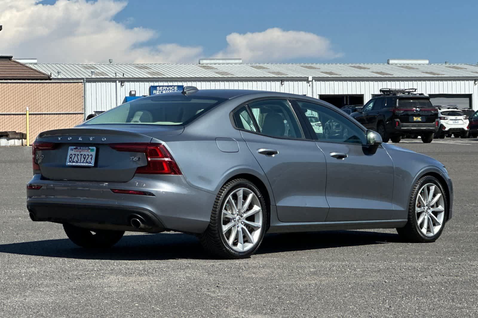 Used 2021 Volvo S60 T6 Momentum AWD/4WD image 3