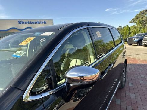 Used 2023 Chrysler Pacifica Limited image 5