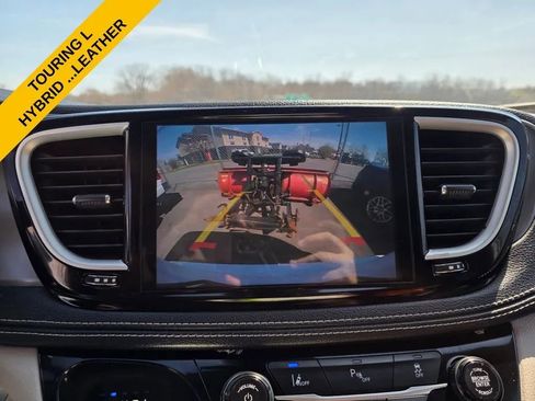 Used 2023 Chrysler Pacifica Touring-L FWD image 18
