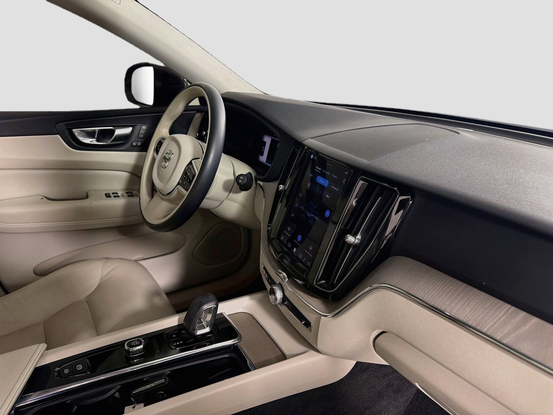Certified 2023 Volvo XC60 B5 Plus w/ Protection Package Premier FWD image 28