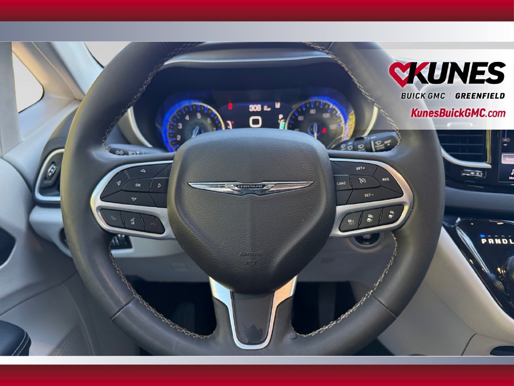 Used 2024 Chrysler Pacifica Touring-L FWD image 15