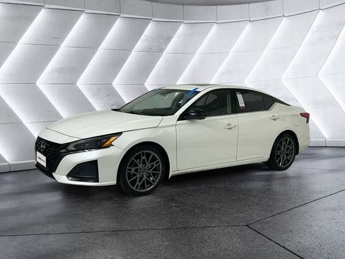 Used 2023 Nissan Altima 2.0 SR image 3