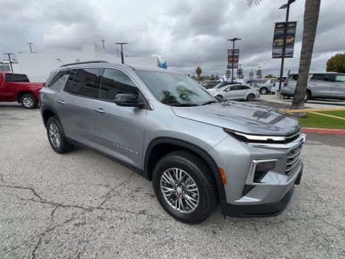 Used 2026 Chevrolet Traverse LT image 2