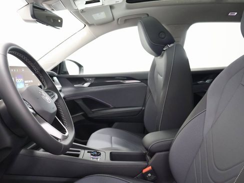 New 2025 Volkswagen Tiguan SE image 13