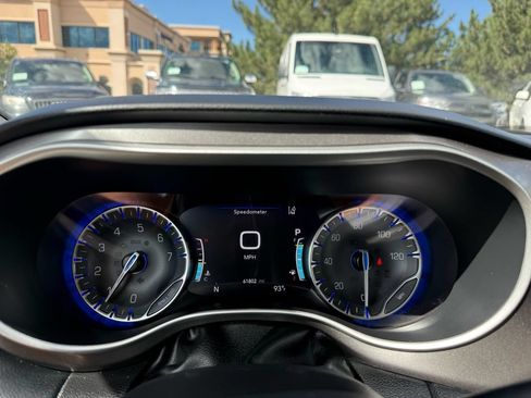 Used 2024 Chrysler Pacifica Touring-L FWD image 29