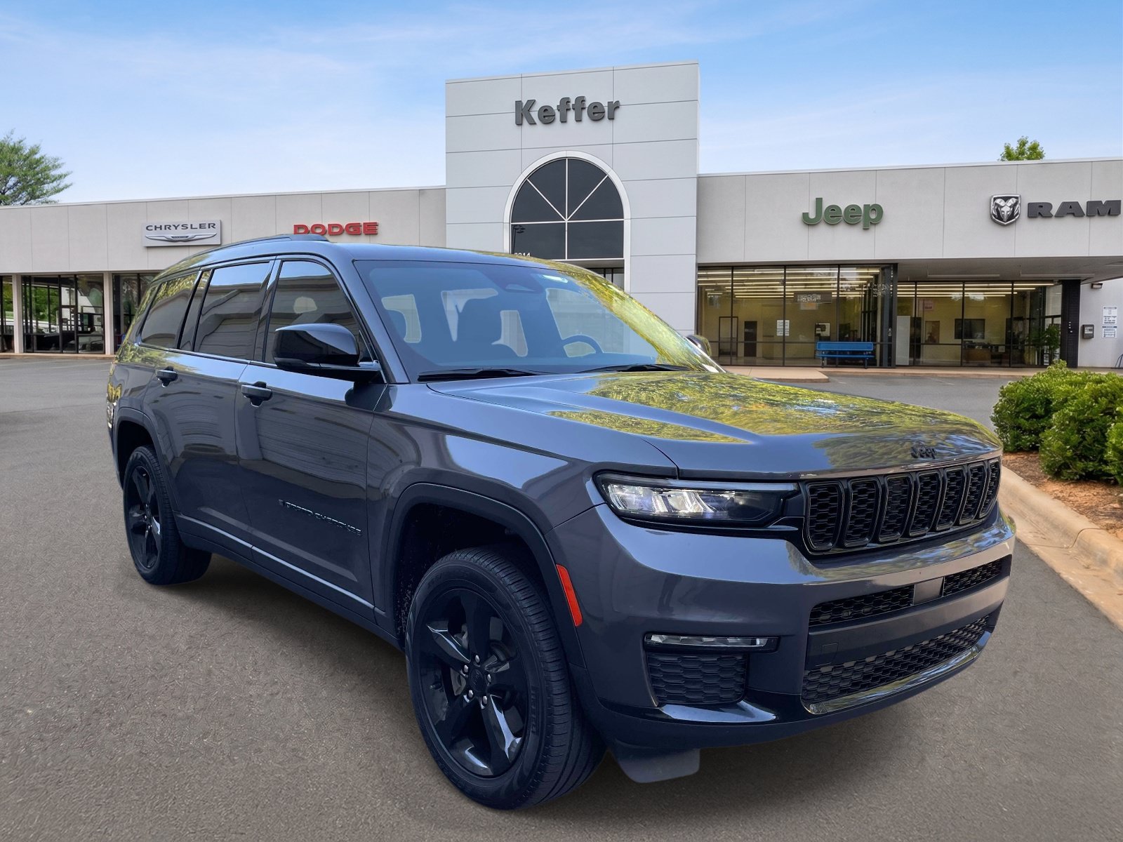 Used 2025 Jeep Grand Cherokee L Limited w/ Black Appearance Package AWD/4WD image 3