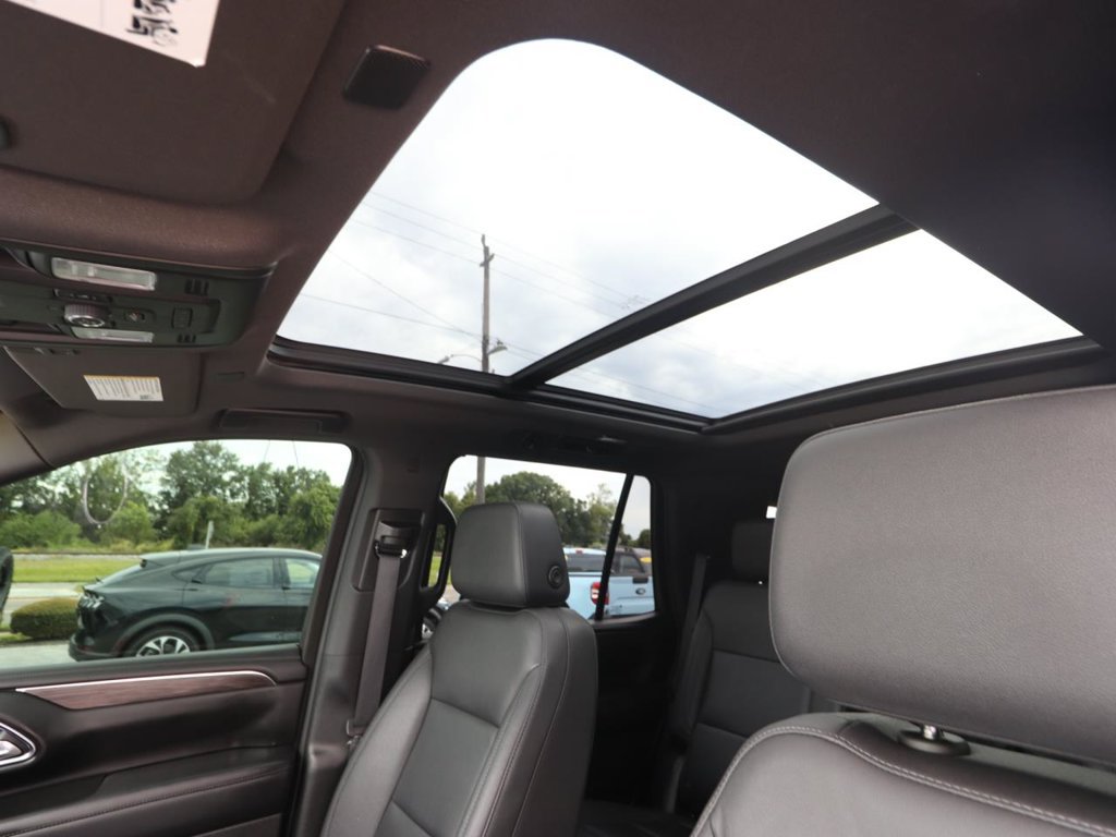 Used 2023 Chevrolet Tahoe Z71 w/ Luxury Package AWD/4WD image 4