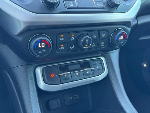 Used 2023 GMC Acadia SLE FWD image 24