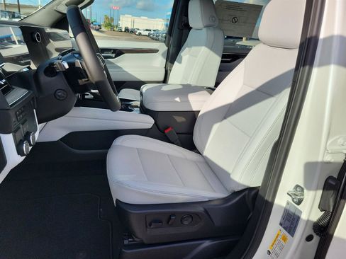 New 2025 Chevrolet Suburban Premier image 18