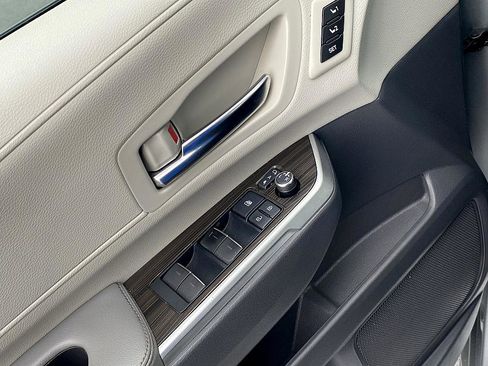 Used 2021 Toyota Sienna Limited image 10