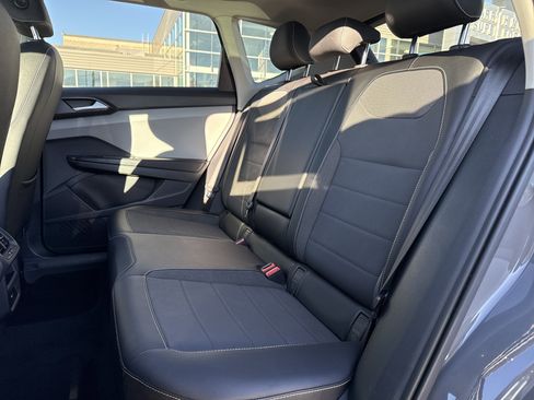 Used 2023 Volkswagen Taos SE w/ Panoramic Sunroof Package image 26