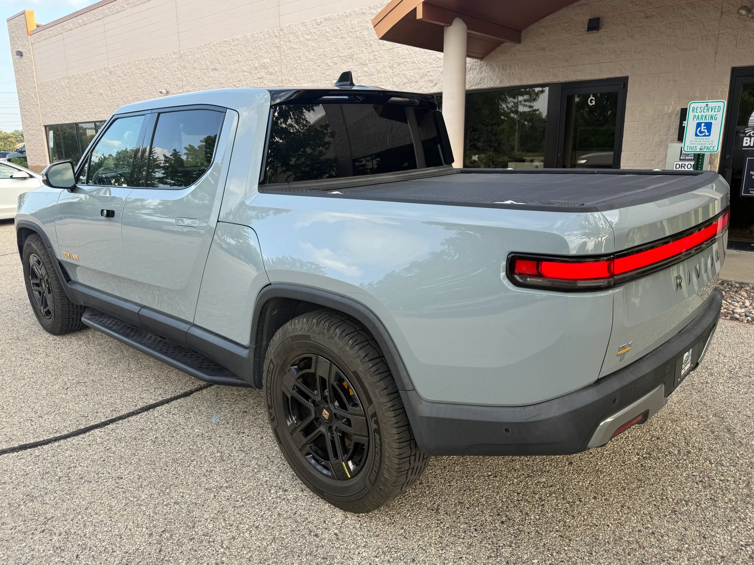 Used 2022 Rivian R1T Launch Edition AWD/4WD image 3