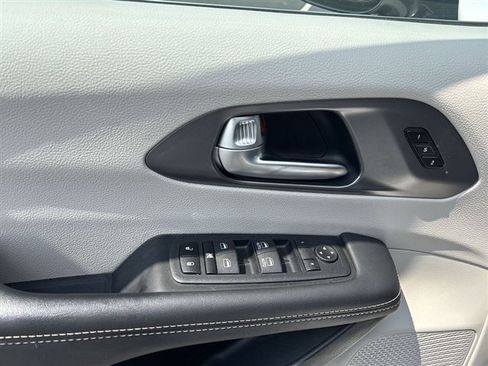 Used 2024 Chrysler Pacifica Touring-L FWD image 22