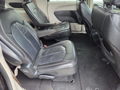 Used 2017 Chrysler Pacifica Touring-L FWD image 10