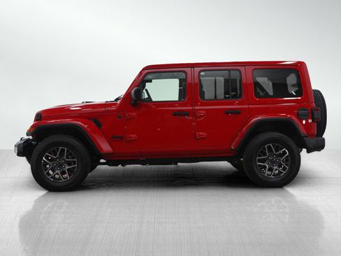 Used 2025 Jeep Wrangler Sahara image 2